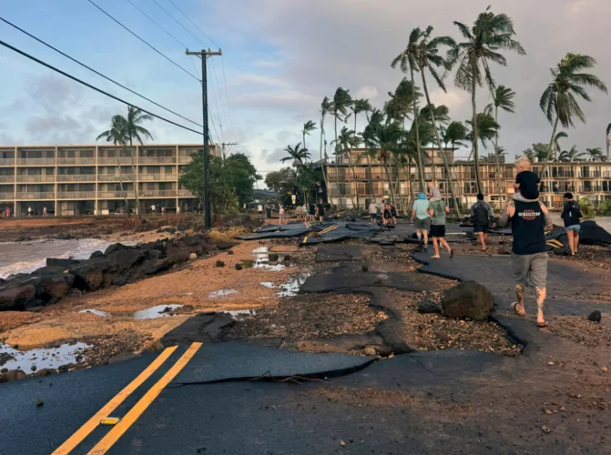 Hurricane Lowell linked to at least 2 deaths in Hawaii